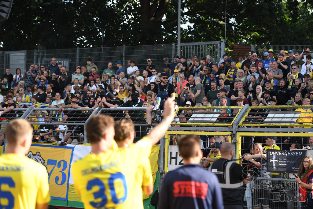 SV Atlas-Delmenhorst-Borussia Mönchengladbach | DFB-Pokal 1. Runde;SV Atlas Delmenhorst (gelb)-Borussia Mönchengladbach (schwarz) am 17.08.2025 in Oldenburg (Marschweg-Stadion), Photo: Philip Eiben 2025 - Realisiert mit Pictrs.com