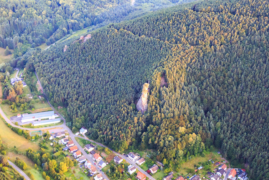 Luftbild: Kletterfelsen Friedrichsfelsen am Morgen aus Osten in Lug im Bundesland Rheinland-Pfalz in Deutschland. Foto: IMG_091865.jpg vom 16.07.2016 durch Werner Riehm/FLY-FOTO.de
