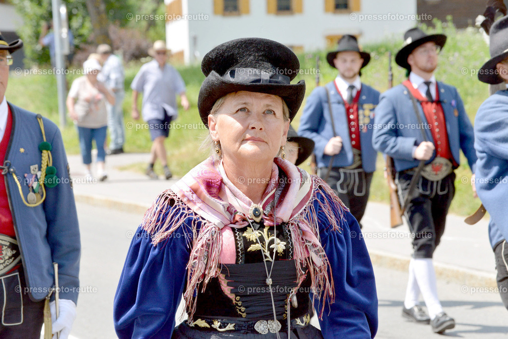 BACH-news-2022-Juli24-Bezirksschuetzenfest-Elbigenalp-D8-WTV_3764 | Info aus dem Bezirk Reutte/Ausserfern Tirol sowie eine umfangreiche Bilddatenbank über die gesamte Region: Lechtal, Talkessel Reutte, Tannheimertal, Zwischentoren. Lech, Plansee, Zugspitze, Grenztunnel, B179, Fernpassstraße, Verkehr, Lawinen, Tradition, - Realisiert mit Pictrs.com