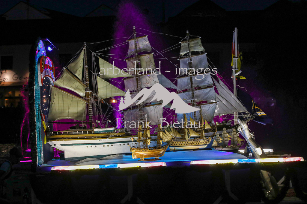 OE7A2806 | die Gorch Fock – zusammengebaut aus hunderten Kleinteilen thront auf dem Boot, mit dem die Gondlermannschaft die Arbeit von Edwin Stoletzky in angemessenem Rahmen würdigen will.