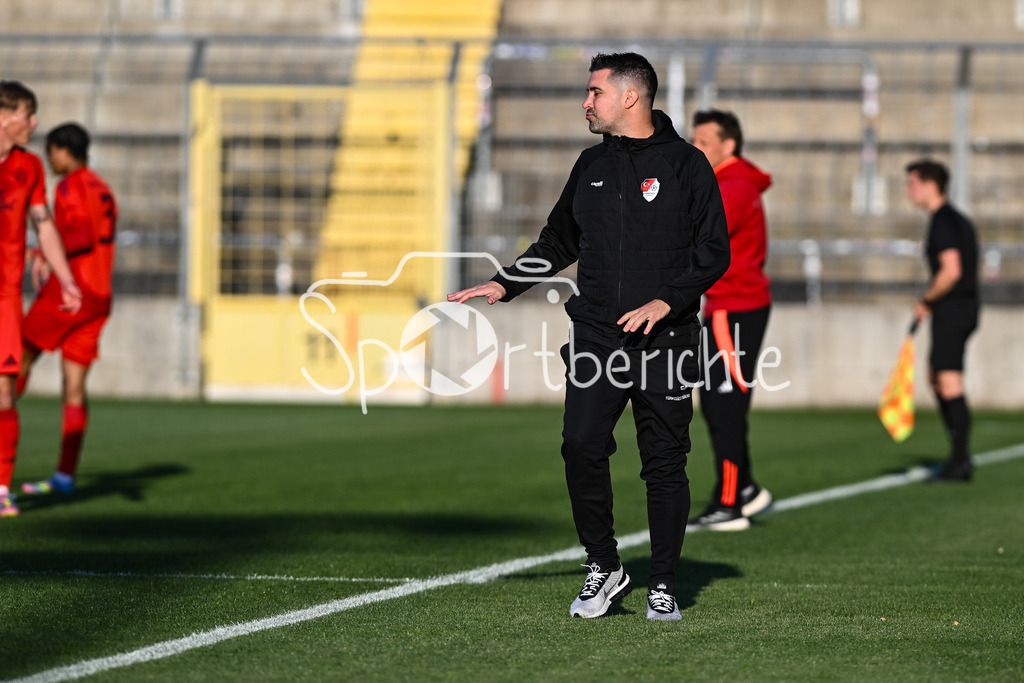 FC Bayern Amateure - Türkgücü München | Im Bild Alper KAYABUNAR Trainer Tuerkguecue Muenchen / Einzelfoto / Freisteller / Regionalliga Bayern: FC Bayern Muenchen II - Tuerkguecue Muenchen, Gruenwalder Stadion am 09.05.2025