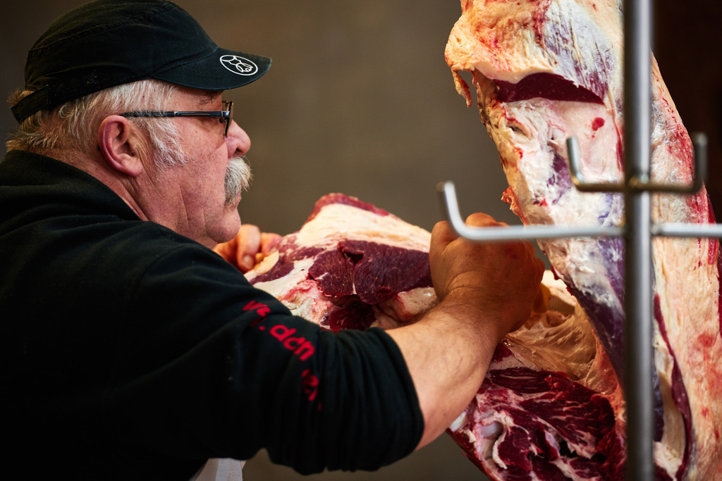 Fleischerei Dormayer | Langenzersdorf, Austria - February 12, 2019: Fleischerei Dormayer; Franz Dormayer beim Ausbeinen eines Fleischstückes. - Realisiert mit Pictrs.com
