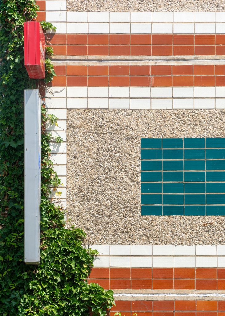 Dessau-Innenstadt | Fassadenplatten mit eingelegten keramischen Spaltplatten – Ostmoderne - Realisiert mit Pictrs.com