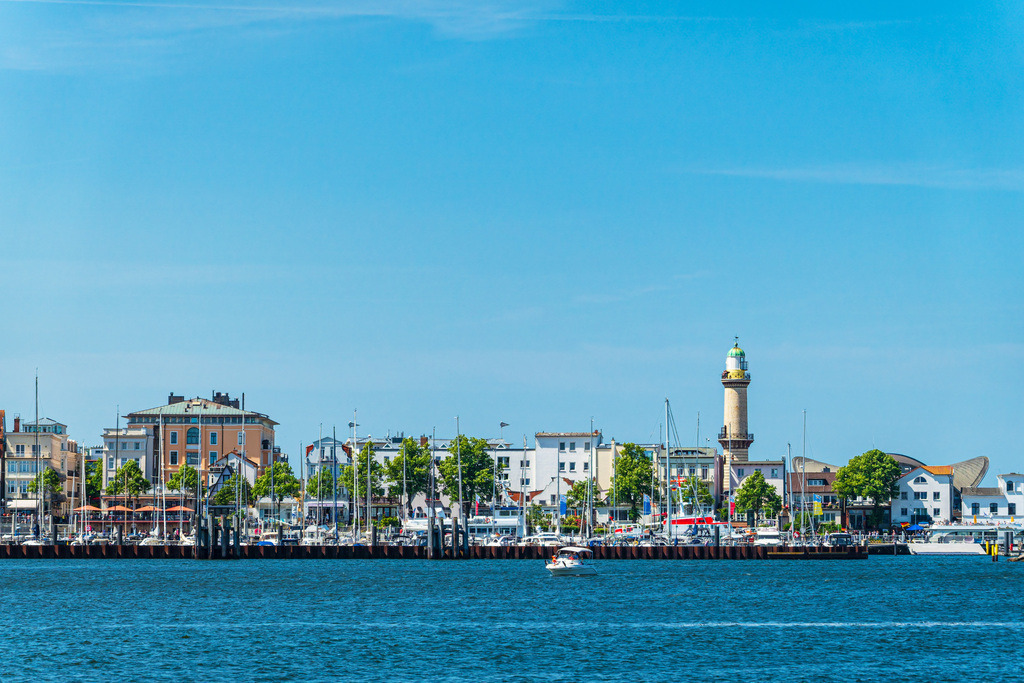 Blick über den Neuen Strom auf Warnemünde mit Leuchtturm | Blick über den Neuen Strom auf Warnemünde mit Leuchtturm.
