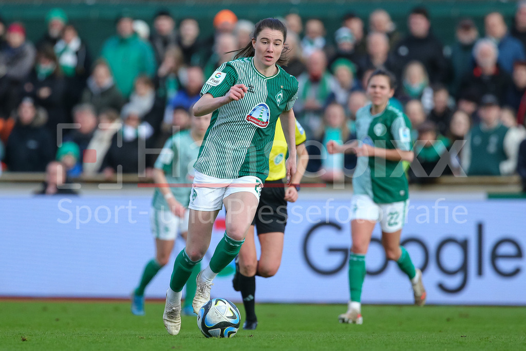Fussball, Google Pixel Frauen-Bundesliga, SV Werder Bremen - SC Freiburg | v.li.: Chiara Hahn (SV Werder Bremen, 21) am Ball, Einzelbild, Ganzkörper, Aktion, Action, Spielszene, DIE DFB-RICHTLINIEN UNTERSAGEN JEGLICHE NUTZUNG VON FOTOS ALS SEQUENZBILDER UND/ODER VIDEOÄHNLICHE FOTOSTRECKEN. DFB REGULATIONS PROHIBIT ANY USE OF PHOTOGRAPHS AS IMAGE SEQUENCES AND/OR QUASI-VIDEO.