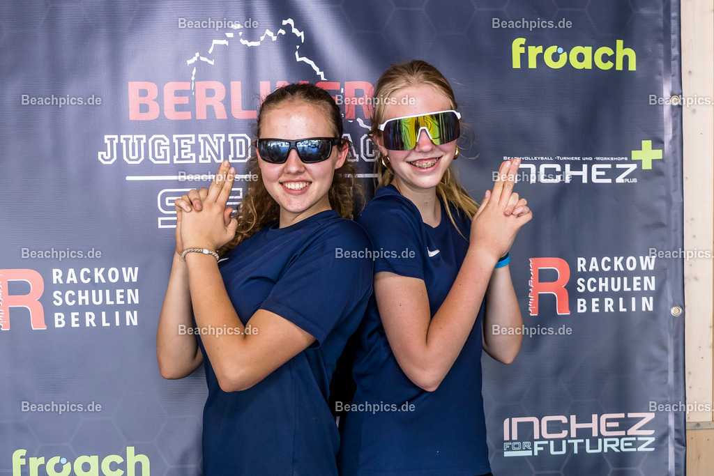 2025-200076242-Jugend-Beach-Serie-Fotobox | Pinar Atalay, Bundeskanzler Friedrich Merz 31.05.2025; Berlin Foto: Gerold Rebsch - www.beachpics.de