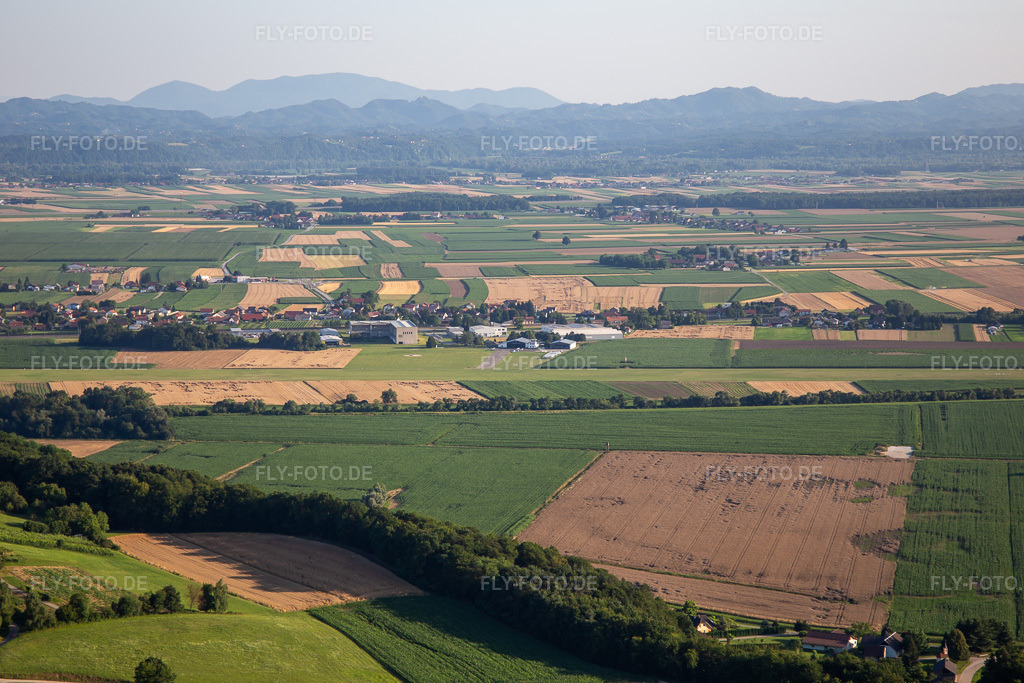 Luftbild: Flugplatz Aeroklub Ptuj im Ortsteil Moškanjci in Gorišnica im Bundesland Slowenien in Slowenien. – Foto: IMG_137293.jpg vom 08.07.2023 durch Werner Riehm/FLY-FOTO.de – Auflösung des Originals: 5472 x 3648 px – CREATIVE HOME - Aeroklub Ptuj