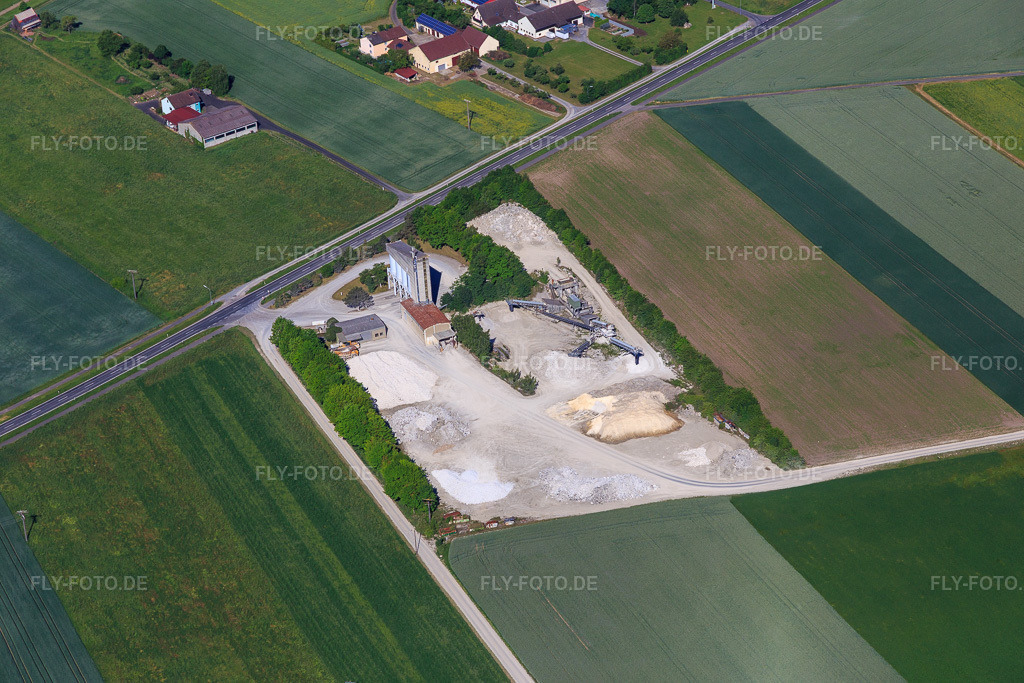 Luftbild: Kalktagebau zur Gipsgewinnung in Sulzheim im Bundesland Bayern in Deutschland. Foto: IMG_100537.jpg vom 28.05.2017 durch Werner Riehm/FLY-FOTO.de