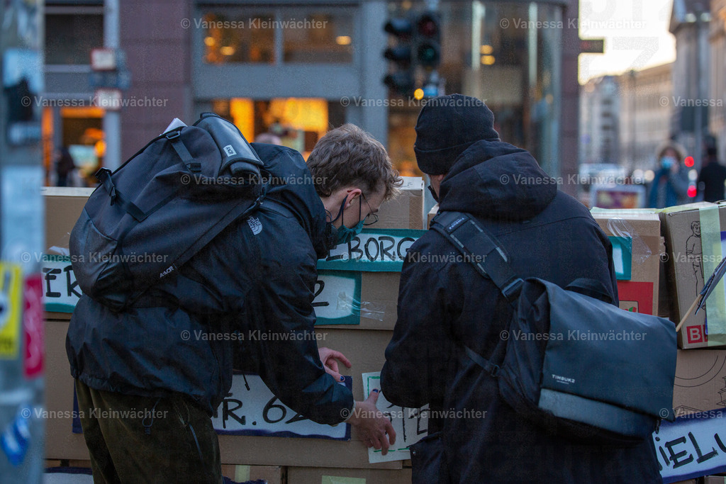 201120 StopHeimstaden MindSpace-21 | Mit Musik und einer "Wall of shame" aus Umzugskartons fordern Mieter*innen der von Heimstaden gekauften Häuser am 20.11.2020 vorm Büro des Schwedischen Immobilien-Investors die Ausübung des städtischen Vorkaufsrechts. - Realisiert mit Pictrs.com