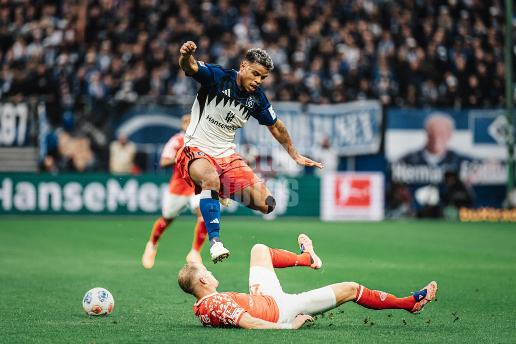 Fußball | Männer | Saison 2025/2026 | 1. Fußball-Bundesliga | 6. Spieltag | Hamburger SV vs. 1. FSV Mainz 05 | 05.10.2025 | unten Andreas Hanche-Olsen (#25, 1. FSV Mainz 05) trennt oben Ransford-Yeboah Königsdörffer (#11, HSV) vom Ball