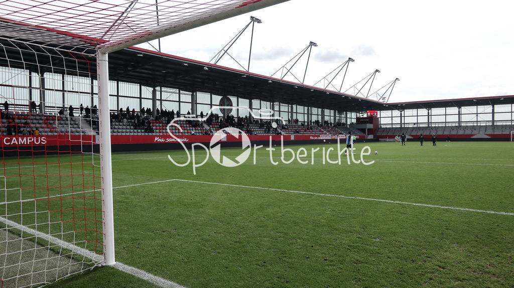 FC Bayern München U19 - TSG 1899 Hoffenheim U19 | Die Spielstaette des FC Bayern Campus erstrahlt in der Fruehlingssonne / Stadion / Stadionfoto / Symbolbild / Stadionbild / Ball / Sonne / Fussballplatz / Fussballstadion