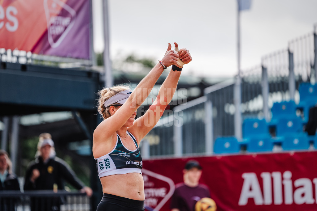 Beachvolleyball | Frauen | Allianz German Beach Tour 2025 | Tourstop Hamburg | 30.05.2025 | Melanie Paul zeigt zwei Dauen