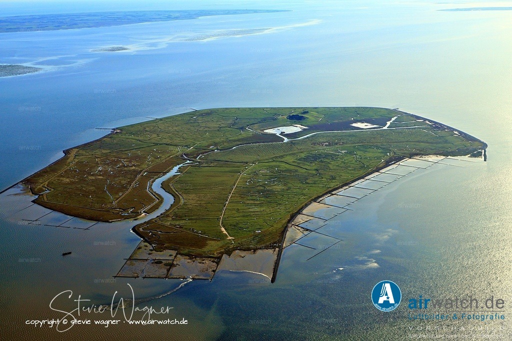 Luftbild Hallig Groede - Deutschlands kleinste Gemeinde | Die Hallig Gröde, auch Gröde-Appelland, ist mit 7 Einwohnern (Stand: 31. Dez. 2024) die kleinste selbstständige Gemeinde Deutschlands. Sie liegt im nordfriesischen Wattenmeer, rund 30 km südlich von Sylt, und gehört zum Nationalpark Schleswig-Holsteinisches Wattenmeer.