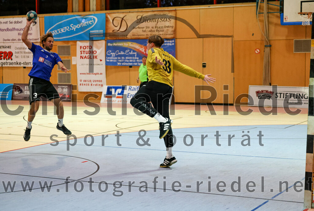 2022-10-08_054_SpVgg_Altenerding_gegen_ASV_Dachau | Erding, Deutschland, 08.10.2022:
Handball, Bezirksoberliga Männer 2022 / 2023, 4. Spieltag, SpVgg Altenerding gegen ASV Dachau, Endergebnis: 23:23

Viktor Schwalbe (ASV Dachau, #3), Jannik Fleps (SpVgg Altenerding, #33)

Foto: Christian Riedel / fotografie-riedel.net