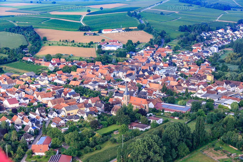 Luftbild: Ortsansicht von Nordosten im Ortsteil Ingenheim in Billigheim-Ingenheim im Bundesland Rheinland-Pfalz in Deutschland. Foto: IMG_092788.jpg vom 13.08.2016 durch Werner Riehm/FLY-FOTO.de