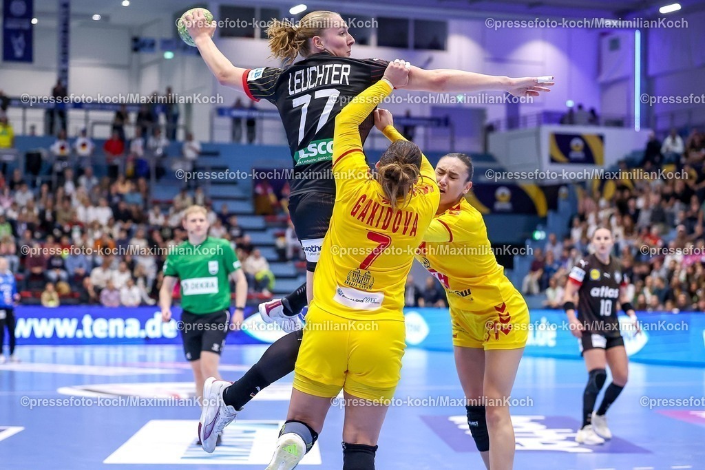 DHB16102501045 | 16.10.2025, Handball, EHF Frauen Länderpiel, EM Qualifikation 2026, Deutschland - Nordmazedonien, Schwalbe-Arena in Gummersbach:  Viola Charlotte LEUCHTER (GER #77) wirft den Ball über die Abwehr von  Ivana GAKIDOVA (MKD #07) und  Andrea SEDLOSKA (MKD #31) 