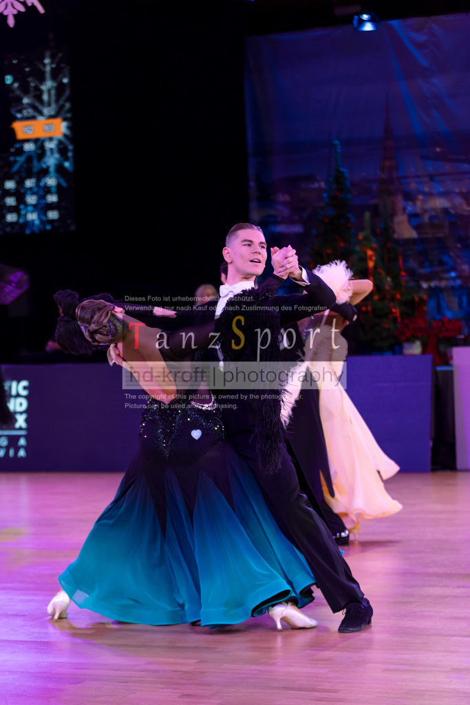 20241215_WDSF_Int_Open_Std-Riga-8653 | Tanzsportbilder, Standardtanz, Lateintanz, WDSF, DTV, LTVB, dancecomp, goc, hessen tanzt, blaues band der spree, walzer, tango, wiener walzer, slowfox, quickstepp, samba, rumba, cha-cha-cha, paso doble. jive, hd-kroft photography, turniertanzsport