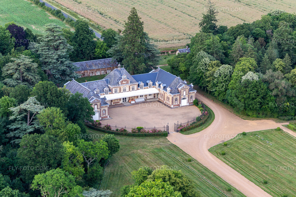 Aerial view: Le Domaine de La Pierre in Coudrecieux in the state Sarthe, France.Photo: IMG_132416.jpg taken on 06/14/2022 by Werner Riehm/FLY-FOTO.comResolution of the original: 4864 x 3243 pxDomaine de la Pierre