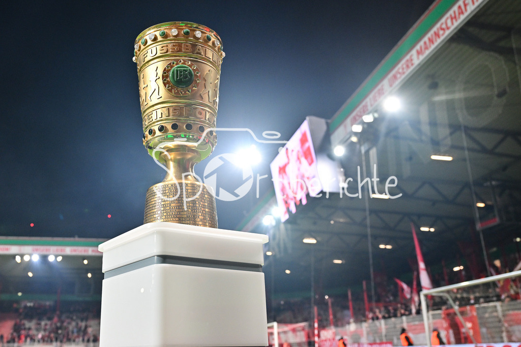 1. FC Union Berlin - FC Bayern München | BERLIN, GERMANY - 03. DECEMBER: im Bild das Objekt der Begierde vor dem Match zwischen dem 1. FC Union Berlin und dem FC Bayern München beim Achtelfinale des DFB-Pokales im Stadion an der alten Försterei / DFB Pokal / Symbolbild