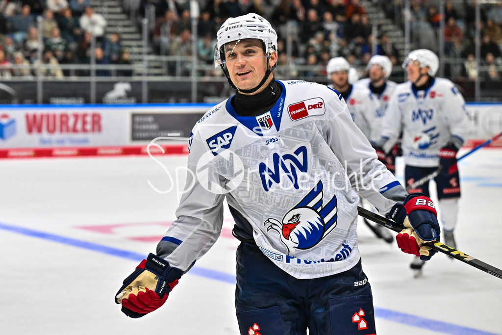 Augsburger Panther - Adler Mannheim | Jubel der Adler nach dem Treffer zum 6-3 durch Kristian REICHEL (Adler Mannheim 11)/ Tor / Torschuetze / Freude / Happy / DEL: Augsburger Panther - Adler Mannheim; Curt Frenzel Stadion am 14.09.2025