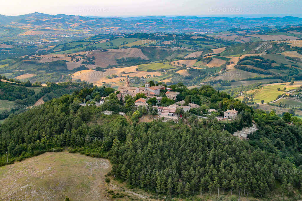 Vue aérienne: Vue de la ville à Cartoceto dans le département Les Marches, Italie. Photo: IMG_43105.jpg prise le 16/07/2011 par Werner Riehm/FLY-FOTO.eu – Résolution de l'original: 4272 x 2848 px