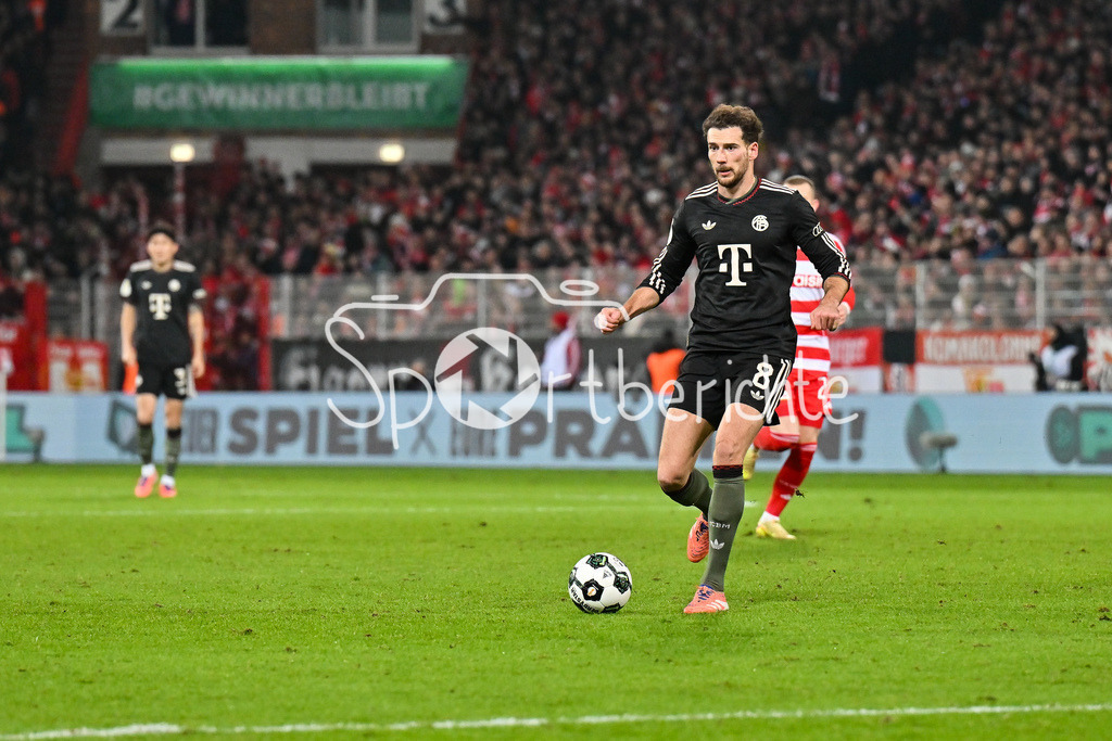 1. FC Union Berlin - FC Bayern München | BERLIN, GERMANY - 03. DECEMBER: am ball Leon GORETZKA (FC Bayern Munich 8) / Einzelfoto / Freisteller während dem Match zwischen dem 1. FC Union Berlin und dem FC Bayern München beim Achtelfinale des DFB-Pokales im Stadion an der alten Försterei