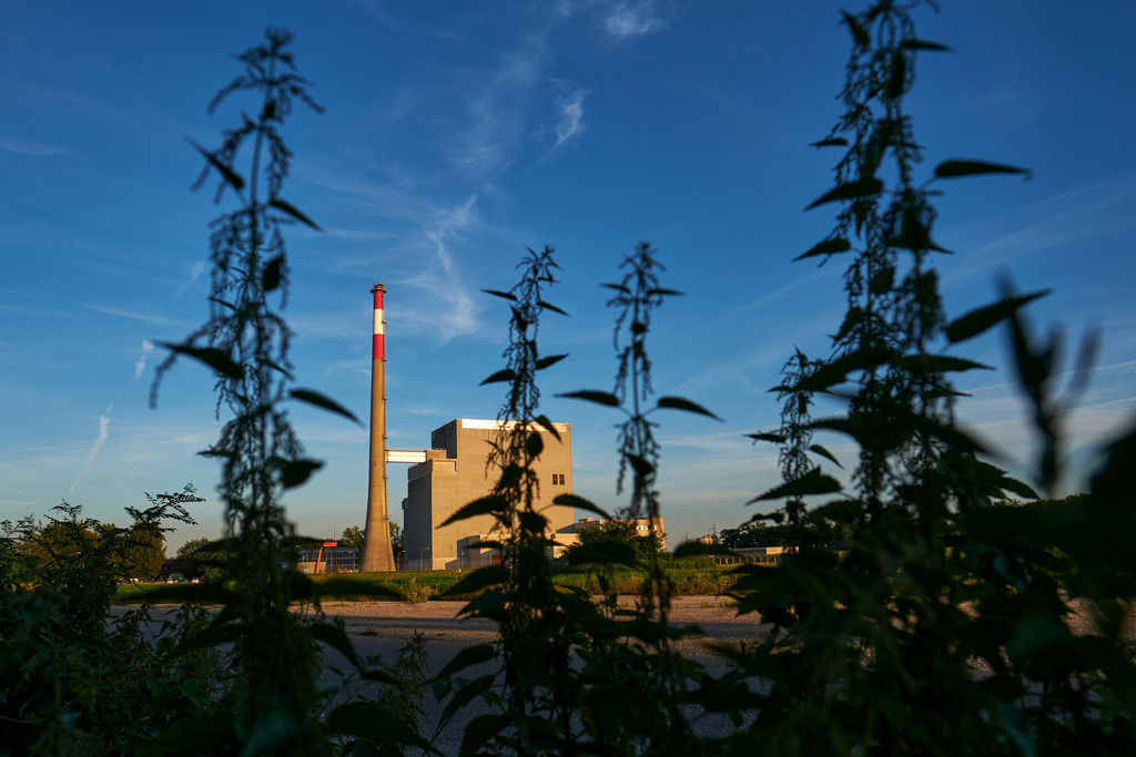 Blick auf das Kernkraftwerk Zwentendorf |  Zwentendorf, Austria - July 27, 2020: Blick auf das Kernkraftwerk Zwentendorf. - Realisiert mit Pictrs.com