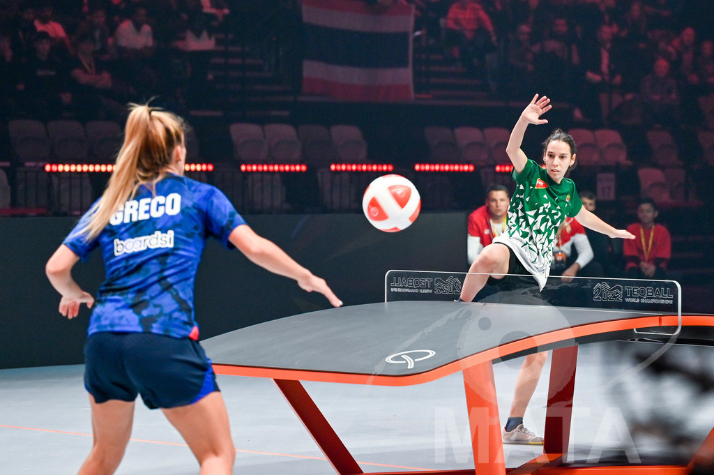 _DWI5793 | Anna Iszak vs Carolyn Greco beim Frauen- Single  Ungarn vs. USA bei der Teqball Weltmeisterschaft 2022 in der Kia Metropole Arena. Nürnberg, 27.11.2022 - Realisiert mit Pictrs.com