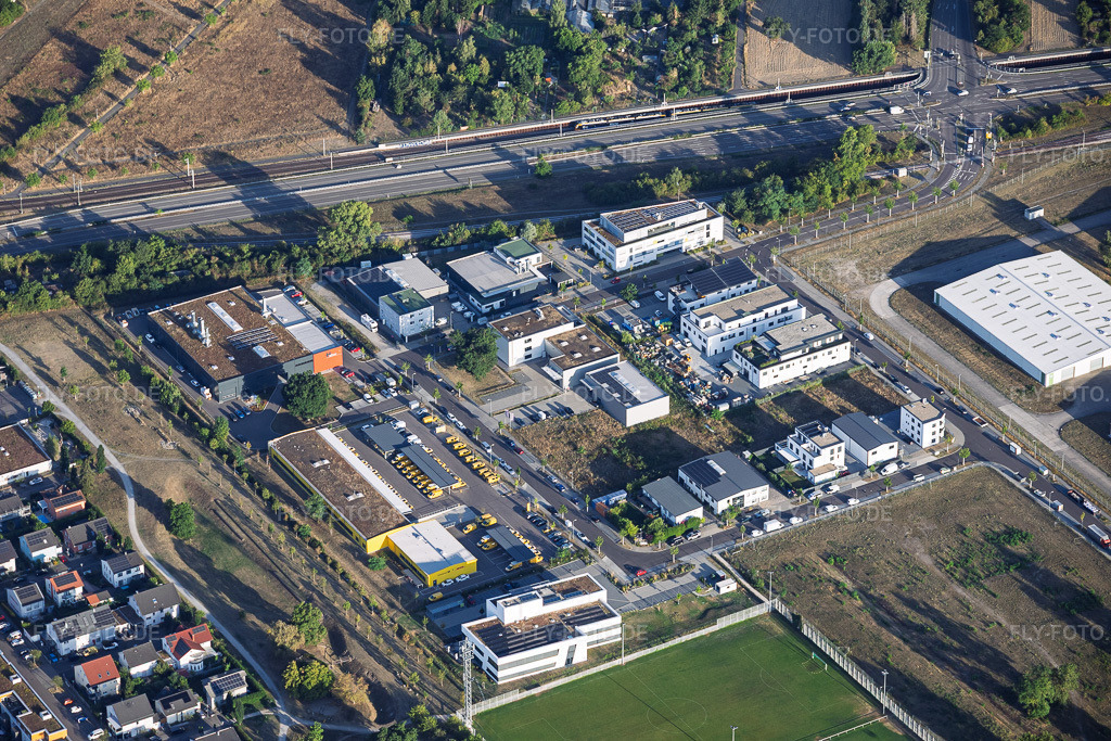 Luftbild: Gewerbegebiet Johann-Georg-Schlosser-Straße mit Deutsche Post Neureut Zustellbasis und EBI® Computerlösungen - Michael Ebinger im Ortsteil Neureut in Karlsruhe im Bundesland Baden-Württemberg in Deutschland. – Foto: IMG_158292.jpg vom 06.08.2026 durch Werner Riehm/FLY-FOTO.de – Auflösung des Originals: 6000 x 4000 px – Deutsche Post – Die Post für Deutschland – EBI - Karlsruher IT-Systemhaus mit Herz