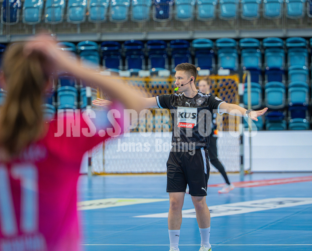 Handball I Frauen I Saison 2025-2026 I 1. HBF I 15. Spieltag I VFL Oldenburg - SV Union Halle-Neustadt 0039 | Schiedsrichter der Partie zwischen VfL Oldenburg Frauen und SV Union Halle-Neustadt - Realisiert mit Pictrs.com