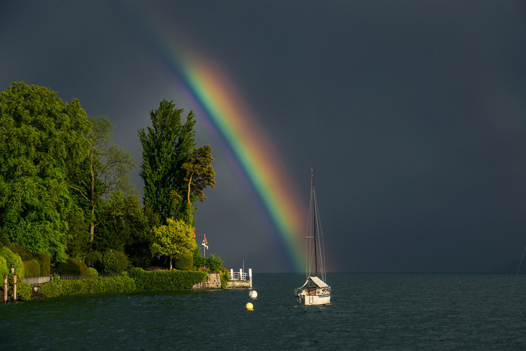 Schiffe versenken | Regenbogen über dem Thunersee in Hilterfingen. Der Bogen scheint genau das Segelboot an der Boje zu treffen.
------------------------------------------------------------
Rainbow over Lake Thun in Hilterfingen. The bow seems to hit exactly the sailboat at the buoy.
------------------------------------------------------------
Dieser Druck ist in einer limitierten Auflage von 5 Exemplaren erhältlich. 
This print is available in a limited edition of 5 copies. 
http://art.hess.photography/86-schiffe-versenken.html - Realisiert mit Pictrs.com