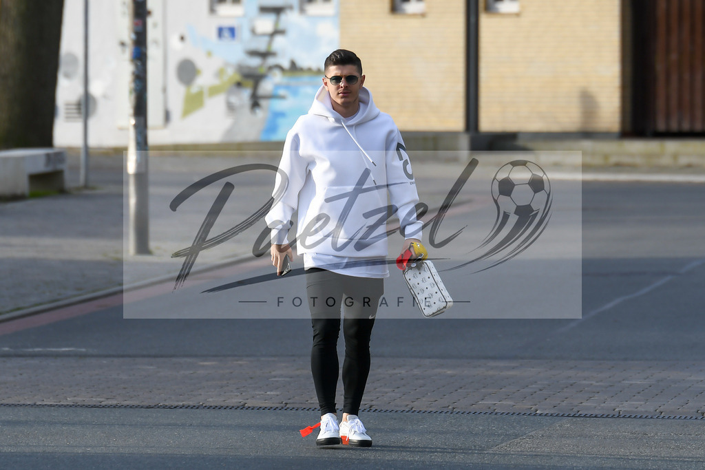 20200318_TRASVW_0039 | Fussball, Herren: Milot Rashica (Werder Bremen) schaut auf dem Weg zum Leistungstest im wohninvest Weserstadion am 18.03.2020 in Bremen, Deutschland. - Realisiert mit Pictrs.com