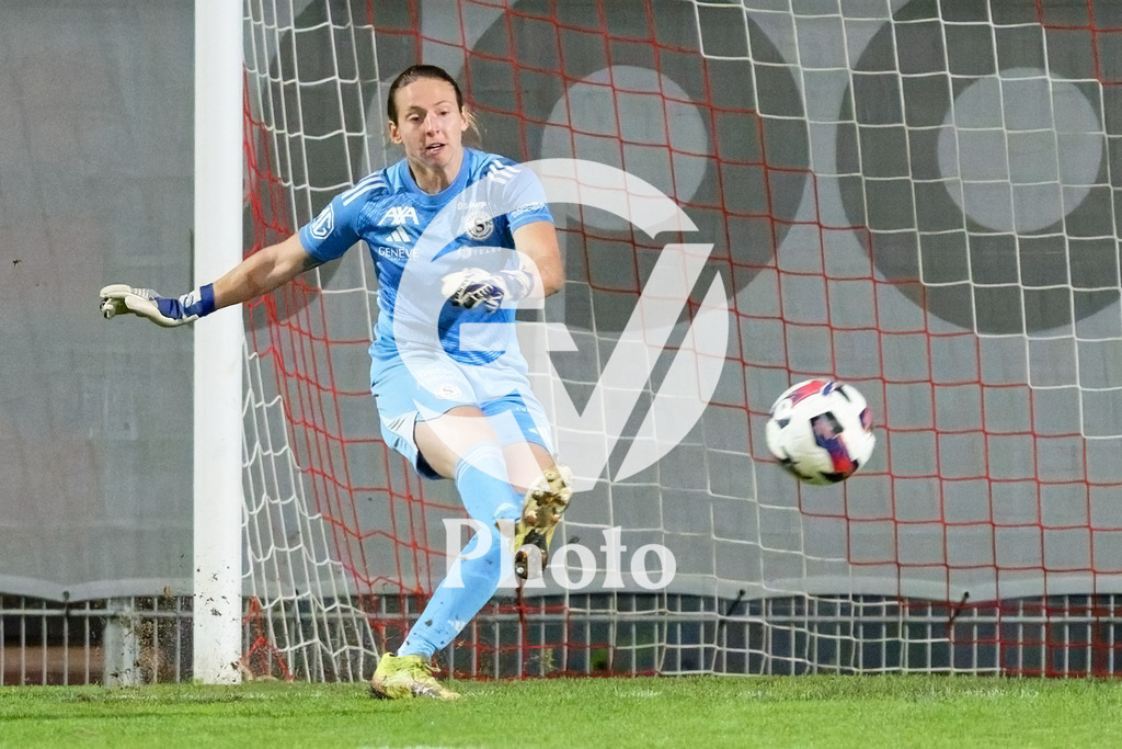 DZ9_5070_c | Switzerland: AXA Womens Super League 2025/26, Servette FC Chenois Feminin vs FC Aarau Frauen - Stade des Trois-Chene, Chene-Bourge: Enith Salon (1 Servette FC Chenois Feminin) battle for the ball (duel) 