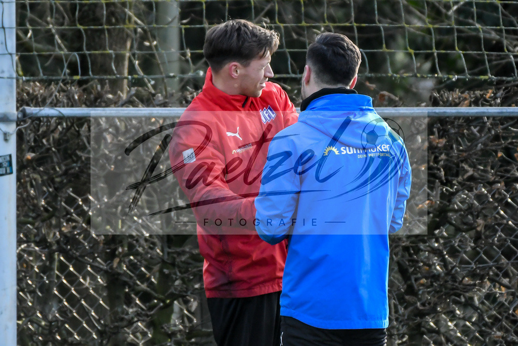 20200215_TRAOSN_0028 | Fussball, Herren: Torhueter Nils Koerber (VfL Osnabrueck) wird behandelt von Physiotherapeut Lennart Bartling (VfL Osnabrueck) waehrend der Trainingseinheit des VfL Osnabrueck im Sportpark Illoshoehe am 15.02.2020 in Osnabrueck, Deutschland. - Realisiert mit Pictrs.com
