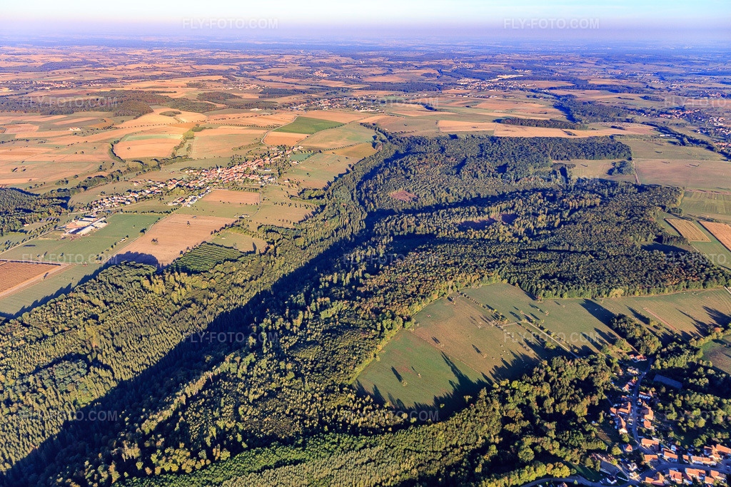 Aerial view: View of the town from the southeast in Bust in the state Bas-Rhin, France.Photo: IMG_111689.jpg taken on 09/16/2018 by Werner Riehm/FLY-FOTO.comResolution of the original: 5142 x 3428 px