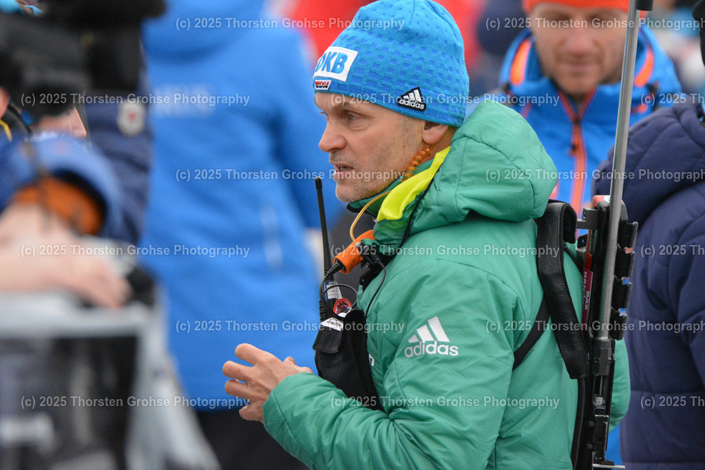 IBU WC Biathlon Oberhof 2018 | Gerald Hönig (GER) Trainer des deutschen Biathlon-Frauennationalteams beim Gespraech mit Fans waehrend des Anschiessen vor dem Rennen; IBU WC Biathlon Oberhof 2018, 10 km Verfolgung der Frauen am 06.01.2018 in der DKB Ski Arena in Oberhof, (Deutschland) - Realisiert mit Pictrs.com