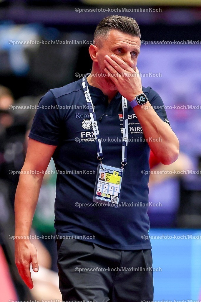 EHF18012602087 | 18.01.2026, Handball, Men's EHF EURO 2026, Dänemark - Rumänien, Jyske Bank Boxen in Herning, Dänemark, Preliminary Round:  Headcoach George Ionut Buricea (Romania #hc) enttäuscht Enttäuschung gestikulierend am Spielfeldrand  