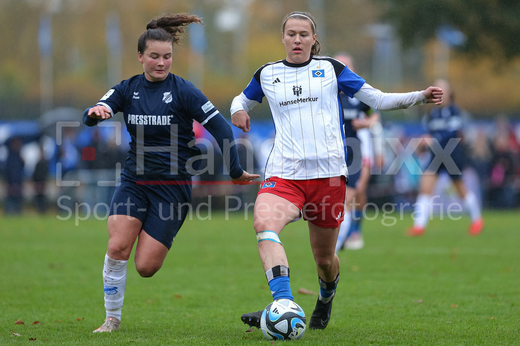 Fussball, 2. Frauen-Bundesliga, Hamburger SV - SC Sand | v.li.: Amelie Bohnen (SC Sand, 5) und Larissa Mühlhaus (Hamburger SV, 7) im Zweikampf, Duell, Dynamik, Aktion, Action, Spielszene, DIE DFB-RICHTLINIEN UNTERSAGEN JEGLICHE NUTZUNG VON FOTOS ALS SEQUENZBILDER UND/ODER VIDEOÄHNLICHE FOTOSTRECKEN. DFB REGULATIONS PROHIBIT ANY USE OF PHOTOGRAPHS AS IMAGE SEQUENCES AND/OR QUASI-VIDEO.
