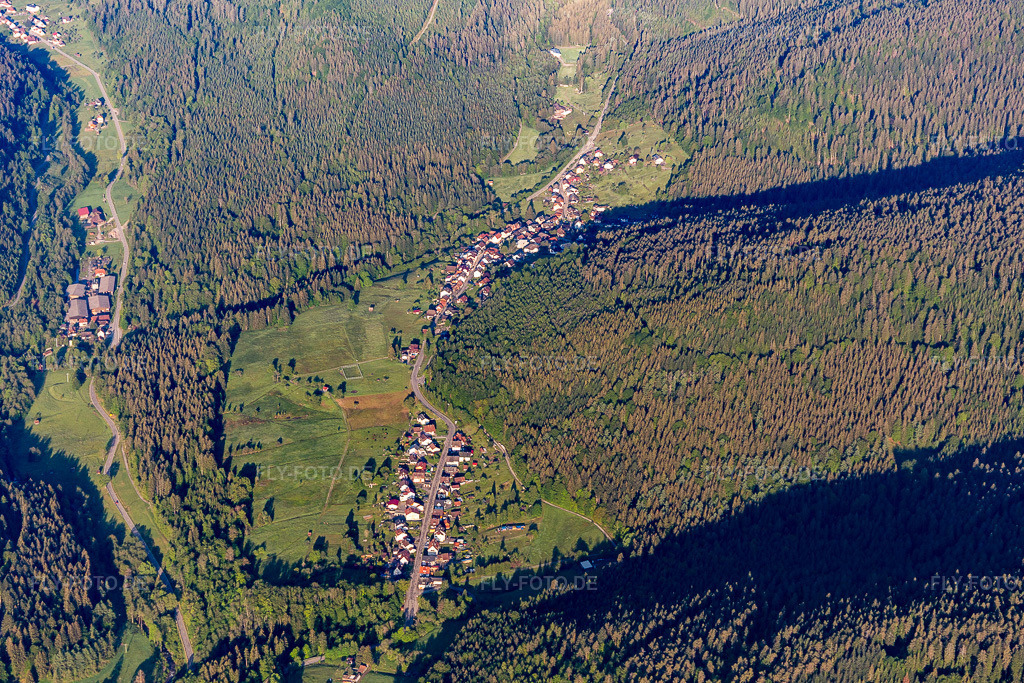Luftbild: Ortsansicht in der von Schwarzwald-Bergen umgebenen Enz-Tallandschaft in Sprollenhaus im Ortsteil Sprollenhaus in Bad Wildbad im Bundesland Baden-Württemberg in Deutschland. Foto: IMG_114341.jpg vom 30.05.2019 durch Werner Riehm/FLY-FOTO.de