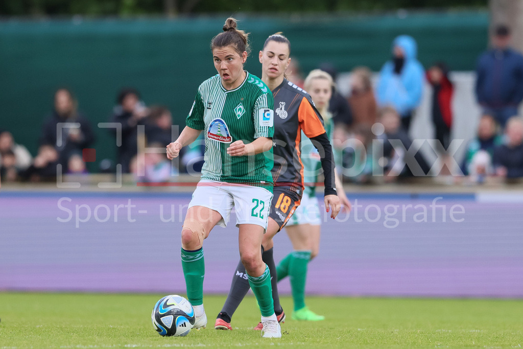 Fussball, Google Pixel Frauen-Bundesliga, SV Werder Bremen - MSV Duisburg | v.li.: Rieke Dieckmann (SV Werder Bremen, 22) am Ball, Einzelbild, Ganzkörper, Aktion, Action, Spielszene, DIE DFB-RICHTLINIEN UNTERSAGEN JEGLICHE NUTZUNG VON FOTOS ALS SEQUENZBILDER UND/ODER VIDEOÄHNLICHE FOTOSTRECKEN. DFB REGULATIONS PROHIBIT ANY USE OF PHOTOGRAPHS AS IMAGE SEQUENCES AND/OR QUASI-VIDEO.