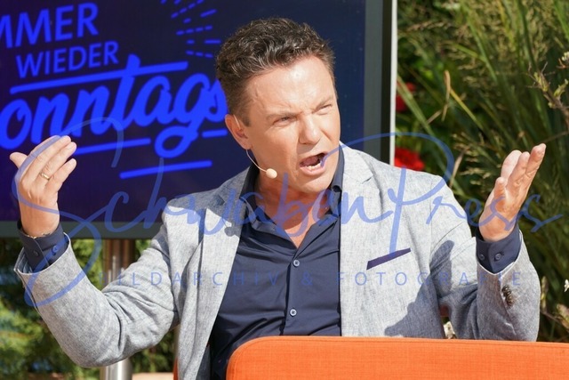 DSC05886 | Stefan Mross - Immer wieder sonntags, Folge 12 (Finale)
Stimmung und Emotionen bei der letzten Livesendung, vor etwa 2500 Besuchrn. 
Deutschland, Rust, Europapark, 04.09.2022