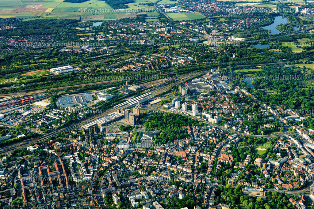 Braunschweig_Hauptbahnhof_ELS_3893050623 | BRAUNSCHWEIG 05.06.2023 Gleisverlauf und Gebaude des Hauptbahnhofes der Deutschen Bahn am Willy-Brandt-Platz in Braunschweig im Bundesland Niedersachsen. Weiterführende Informationen bei: DB InfraGO AG,  DB Station & Service AG. // Track progress and building of the main station of the railway on place Willy-Brandt-Platz in Braunschweig in the state Lower Saxony. Further information at: DB InfraGO AG,  DB Station & Service AG. Foto: Martin Elsen