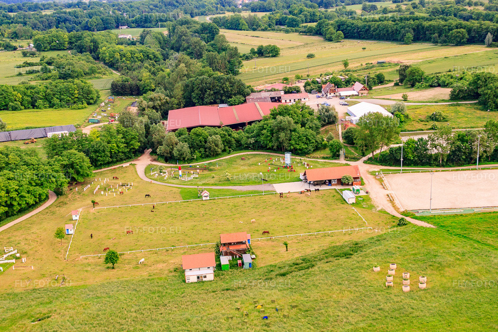 Vue aérienne: Haras De La Née à Neewiller-près-Lauterbourg dans le département Bas Rhin, France.Photo: IMG_28745.jpg prise le 14/06/2010 par Werner Riehm/FLY-FOTO.euRésolution de l'original: 4752 x 3168 pxHaras de la Nee équitation chevaux concours