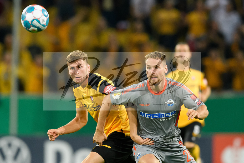 DREPAD20210806_058 | Fussball, Herren: Christoph Daferner (SG Dynamo Dresden) und Jannis Heuer (SC Paderborn 07) im Zweikampf beim Spiel der 1. Runde im DFB-Pokal zwischen SG Dynamo Dresden und SC Paderborn 07 im Rudolf-Harbig-Stadion am 06.08.2021 in Dresden, Deutschland.DFB / DFL REGULATIONS PROHIBIT ANY USE OF PHOTOGRAPHS AS IMAGE SEQUENCES AND/OR QUASI-VIDEO. - Realisiert mit Pictrs.com