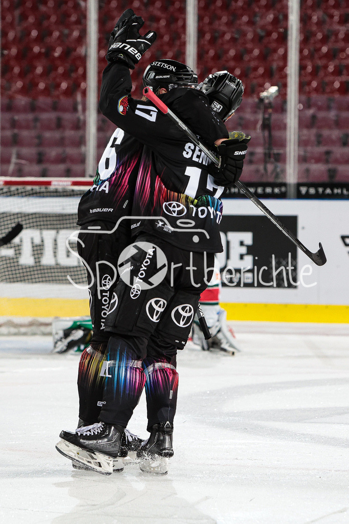 Kölner Haie - Augsburger Panther | Die Haie jubeln ueber den Treffer zum 3-2 durch Jan Luca SENNHENN (KEC #17)