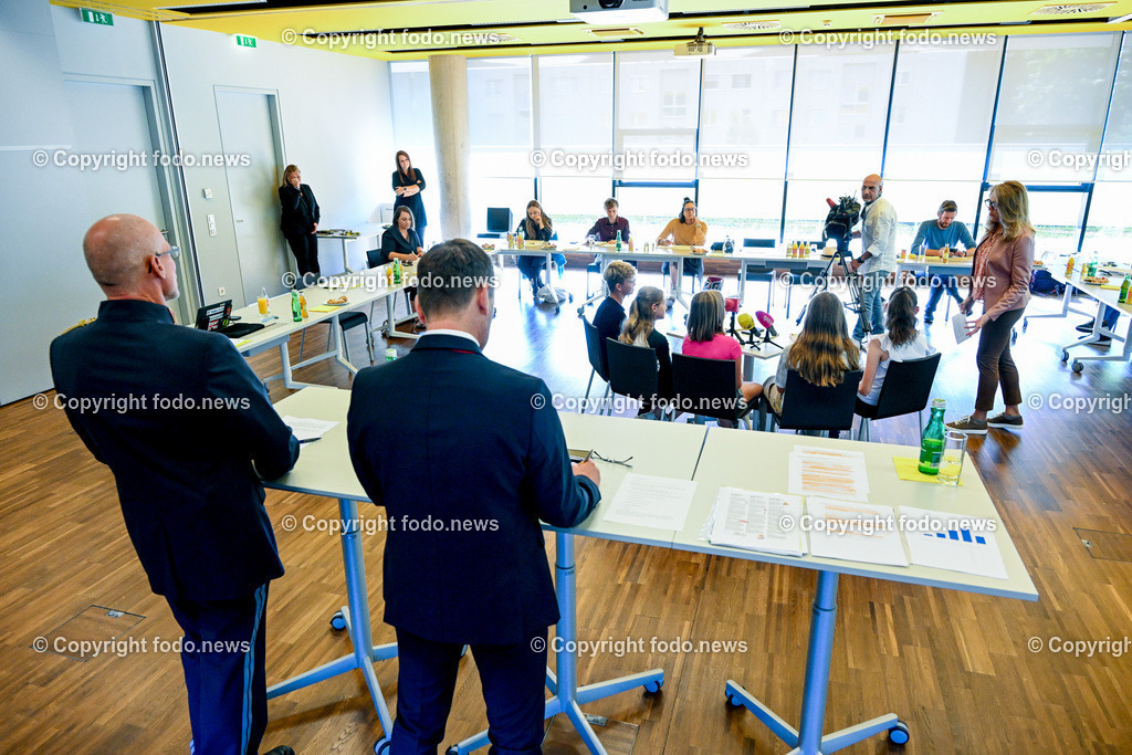 Pressegespraech OEAMTC Ooe und Polizei Ooe_ 05.09.2023_-35 | 05.09.2023, OEAMTC Linz, AUT, Pressegespraech OEAMTC Ooe und Polizei Ooe, Gefahr auf dem Schulweg im Bild Marion Seidenberger (OEAMTC-Verkehrspsychologin) mit Schueler und Schuelerinnen im Gespraech, Harald Großauer (Landesdirektor OEAMTC Ooe), Oberst Johann Thumfart (Stv. Leiter Landesverkehrsabteilung LPD Ooe)