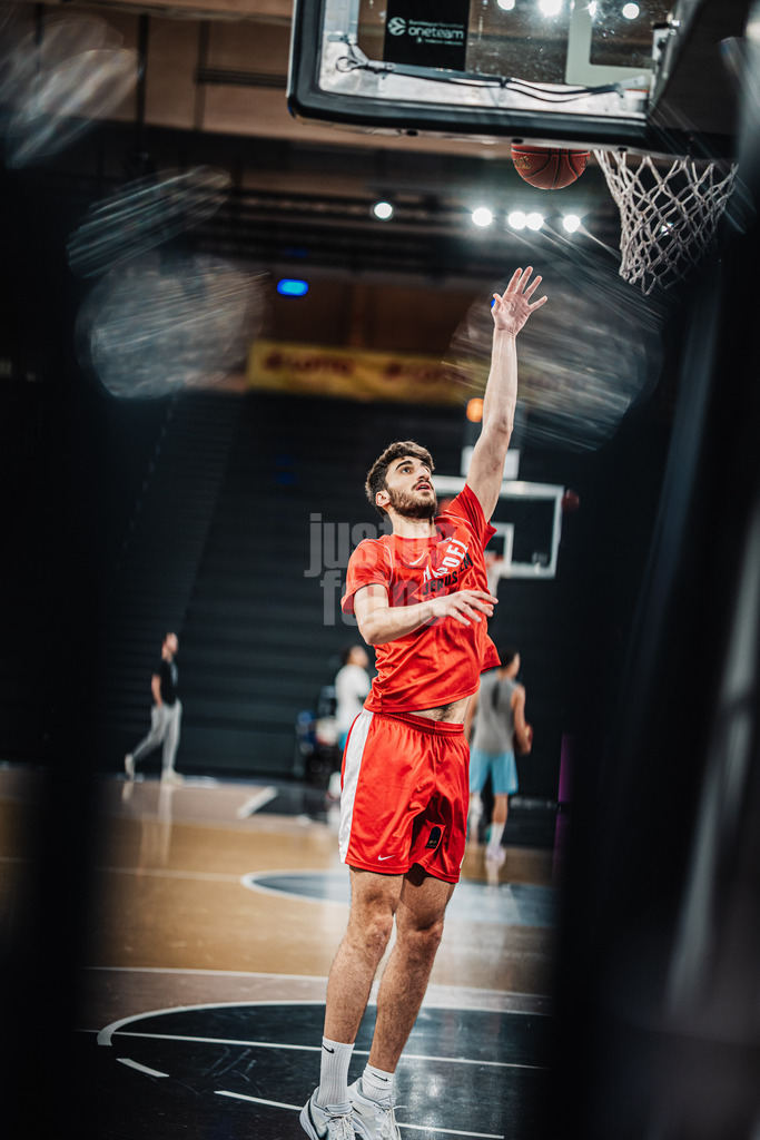 Basketball | Männer | Saison 2024/2025 | BKT EuroCup | Veolia Towers Hamburg vs. Hapoel Bank Yahav Jerusalem | 17.12.2024 | Gabriel Chachashvili (#7, Hapoel Jerusalem) beim Warmup