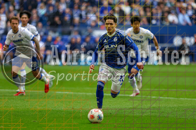 05.04.2026, GER, Fussball, Herren, 2. BL, Saison 2025/2026, FC Schalke 04 - Karlsruher SC | Soufiane El-Faouzi (S04) in Aktion am Ball, Einzelaktion 