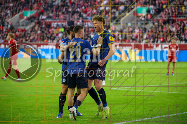 10.04.2026, GER, Fussball, Herren, 2. BL, Saison 2025/2026, Fortuna Düsseldorf - Holstein Kiel | Phil Harres (Kiel) Torjubel, jubelt mit seiner Mannschaft nach dem Treffer zum 0:1 