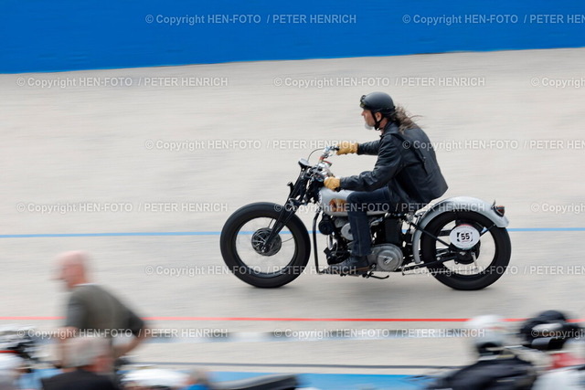 Motorradfahrspaß auf Radrennbahn | 23.08.2025 Veranstaltung Vollgas-Rennspass für ältere Motorräder und Gespanne (Baujahr 1901 - 1979) auf der Radrennbahn in Darmstadt hier Innenraum mit zahlreichen älteren Zweiräder zum Fachsimpeln (Foto: Peter Henrich) - Realisiert mit Pictrs.com